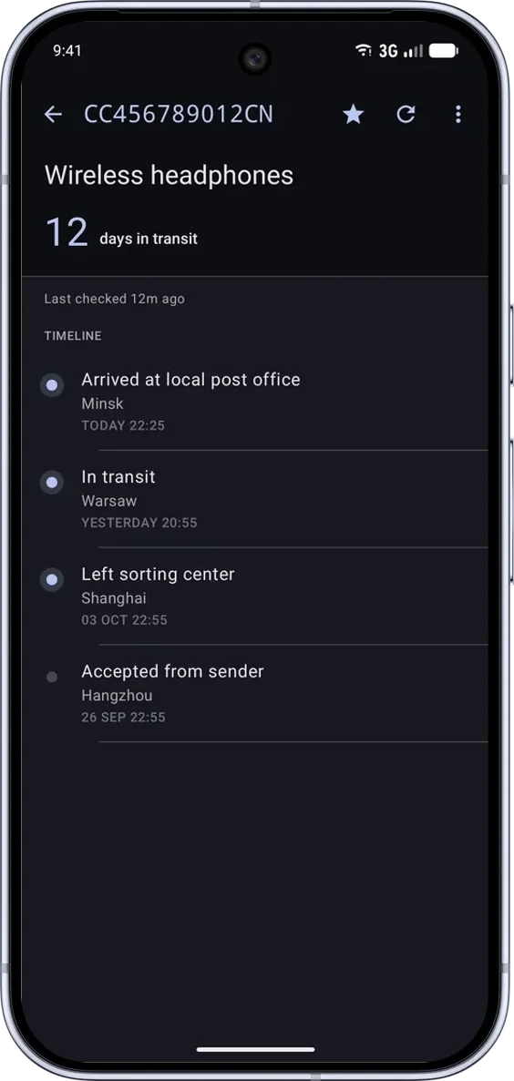 PackTrack na Android: historie stavů a čárový kód sledovacího čísla. Rozhraní v angličtině. Styl: Moderní. Motiv: Tmavý.