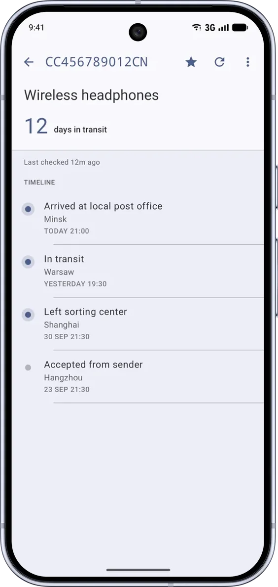 PackTrack na Android: historie stavů a čárový kód sledovacího čísla. Rozhraní v angličtině. Styl: Moderní. Motiv: Světlý.