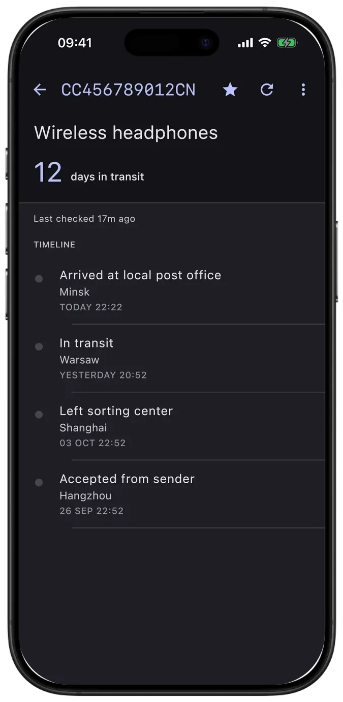 PackTrack na iOS: historie stavů a čárový kód sledovacího čísla. Rozhraní v angličtině. Styl: Moderní. Motiv: Tmavý.