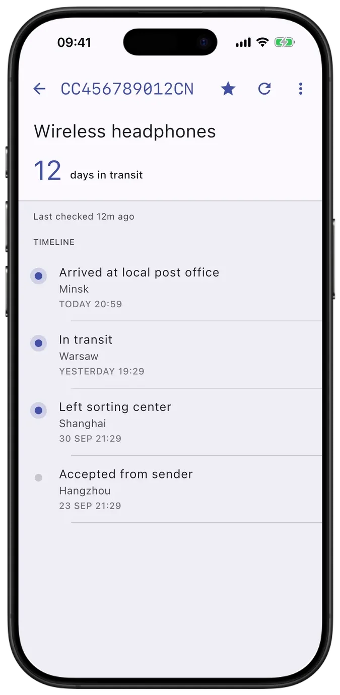 PackTrack na iOS: historie stavů a čárový kód sledovacího čísla. Rozhraní v angličtině. Styl: Moderní. Motiv: Světlý.