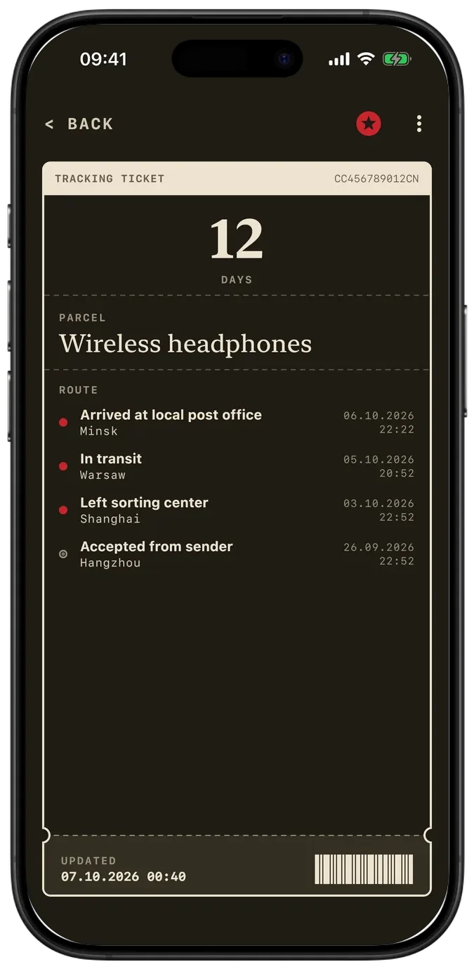 PackTrack na iOS: historie stavů a čárový kód sledovacího čísla. Rozhraní v angličtině. Styl: Poštovní. Motiv: Tmavý.